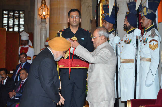 Dr Tejinder Singh, professor of paediatrics and medical education, receives the prestigious BC Roy Award on Doctor’s Day from the President in New Delhi July 1st 2016